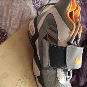 Nike Air Diamond Turf 2 sneakers (grade school)